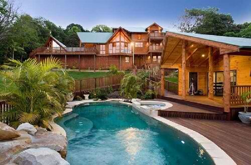 Maison en bois avec piscine